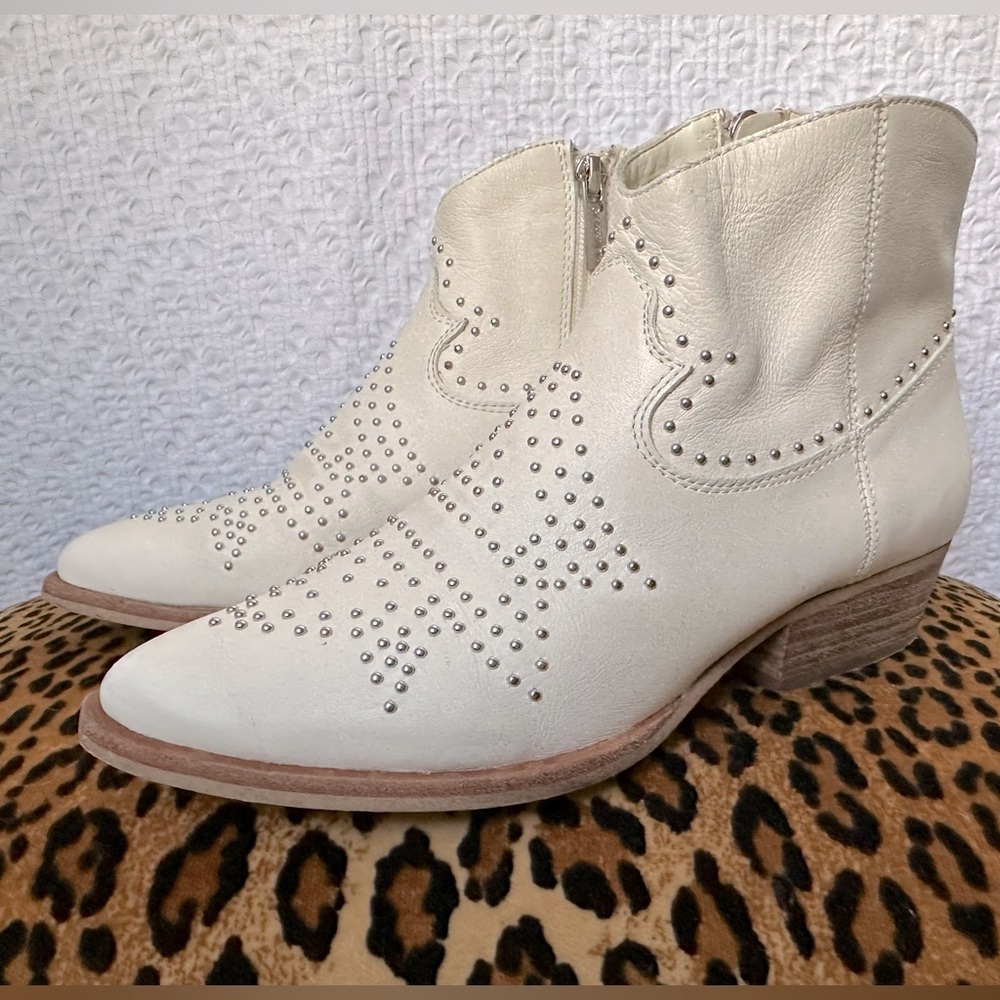 Gianni Bini Brycin White Western Leather Studded Short Boots SZ 8.5